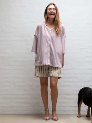 NaramOversizeShirt_lilac_neonyellow_NaramKnittedShort_creme_ink_lifestyle1