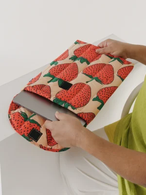 Puffy_Laptop_Sleeve_16__Ripstop_Strawberry_02_1920x2363 (1)