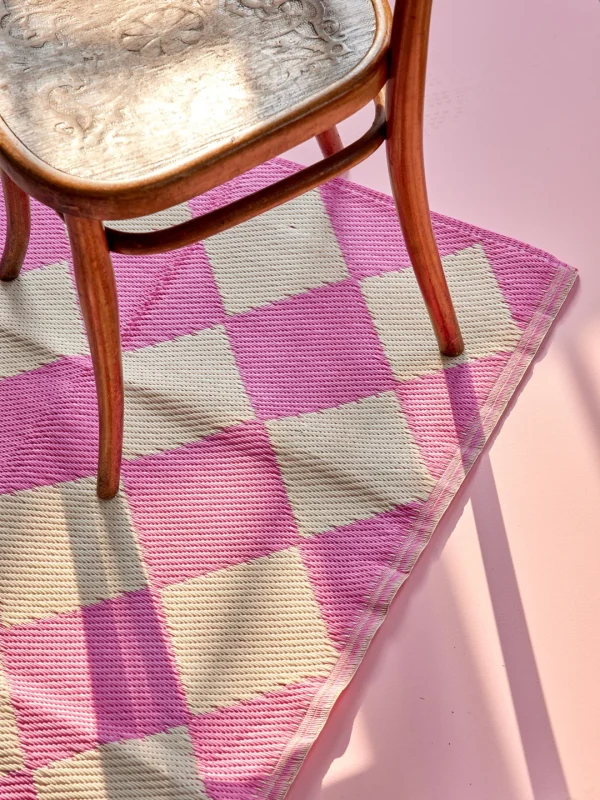 Recycled Plastic Carpet With Pink Rhombic Pattern 90 x 150 cm.